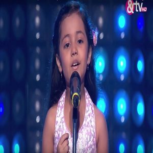 So the little girl is really amazing and so beautiful voice. Hearing the voice of the show's judges are surprised that such a small Urm Lata ji singing.