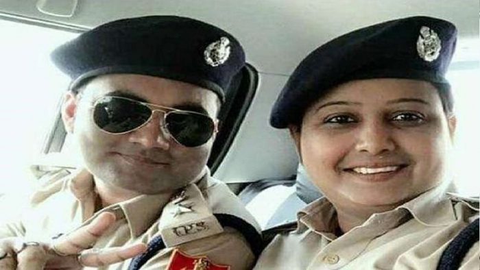 bihar-dsp-reshu-husband-wear-police-uniform-ips