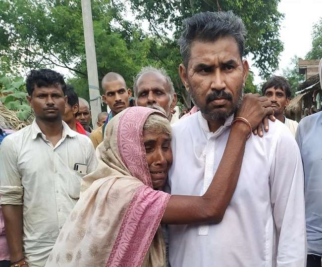 rambahadur-meet-his-parents-in-banda-after-twelve-years-he-was-in-pakistan-jail