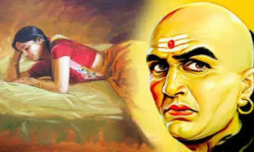 Chanakya Niti: पत्नी को ये 5 बातें बताकर बुरे फंसते हैं पति, जीवनभर उनके इशारों पर नाचते हैं